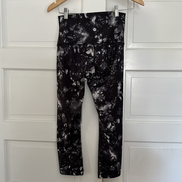 Lululemon Wunder Under Crop (Hi-Rise) Dusk Tie Dye size 6 - Picture 5 of 7
